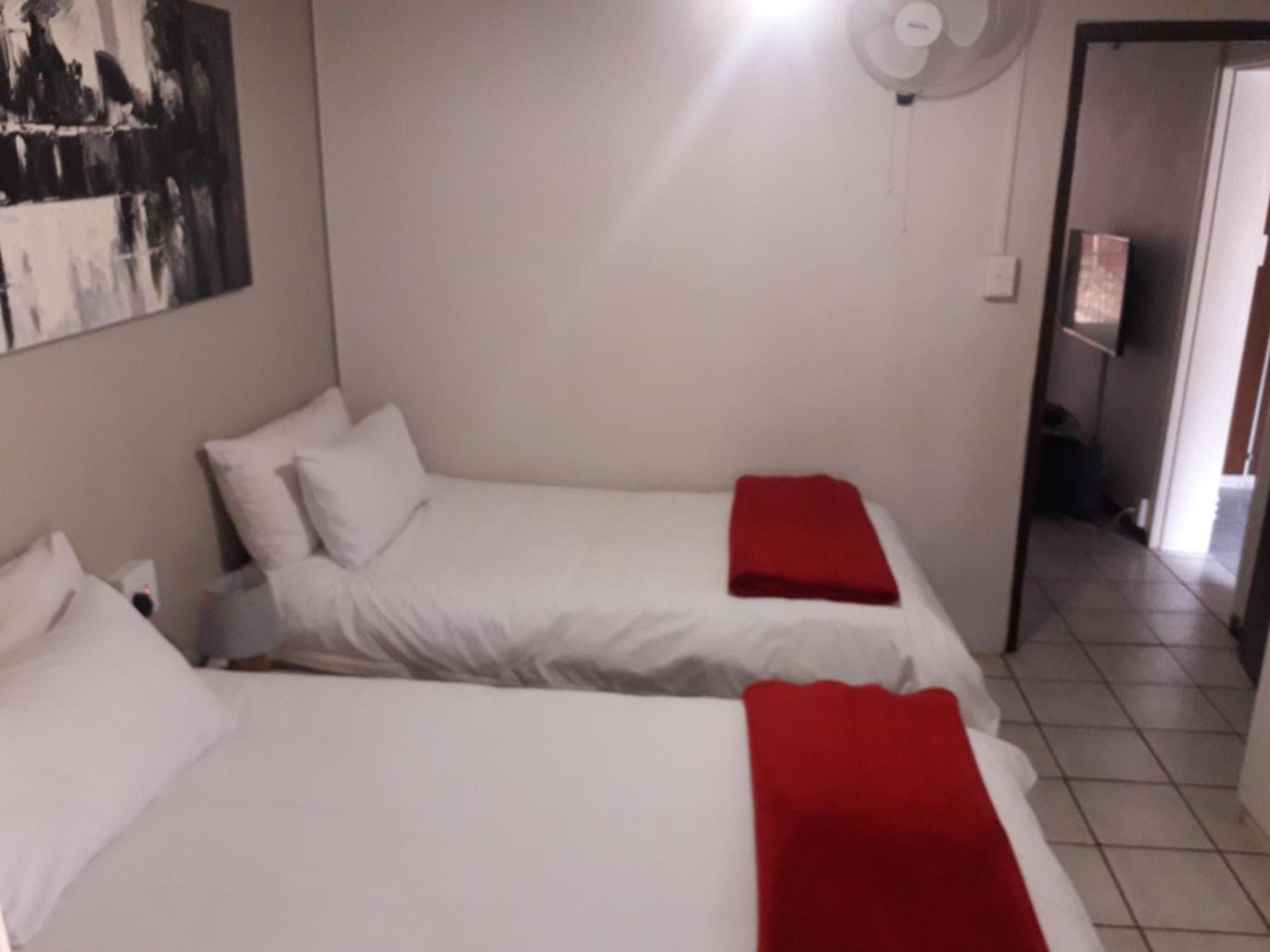 Protea Park Self Catering Guesthouse Ράστενμπεργκ Εξωτερικό φωτογραφία